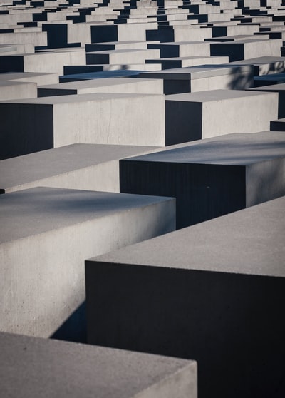 灰色立方体迷宫块摄影
